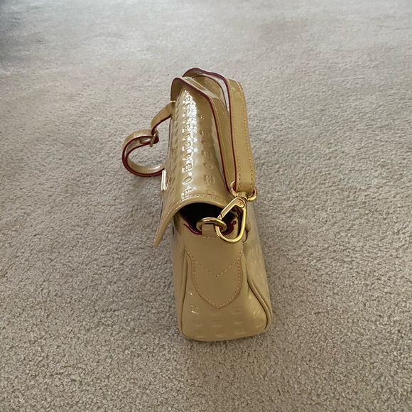 Arcadia cream/beige patent leather crossbody bag - Picture 7 of 13